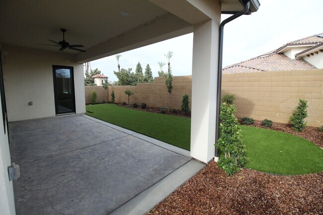 Building Photo - 2104 E Las Palmas Dr