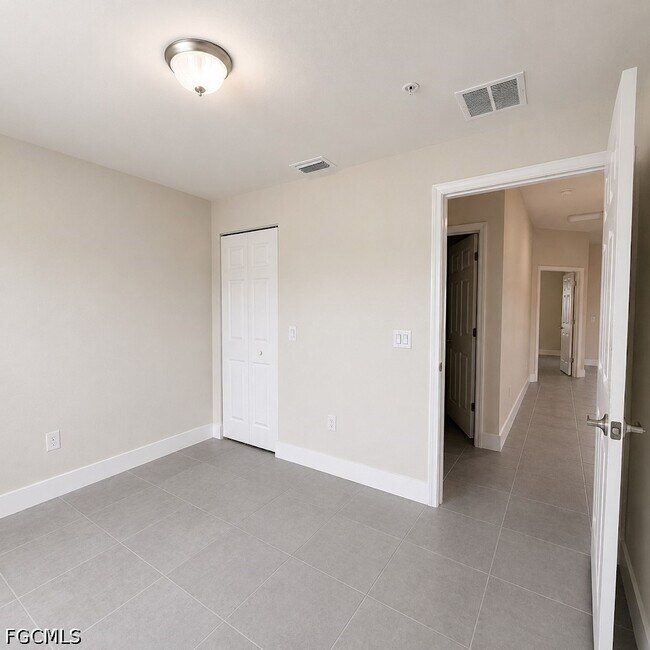 Building Photo - 3303 SW 8th Pl