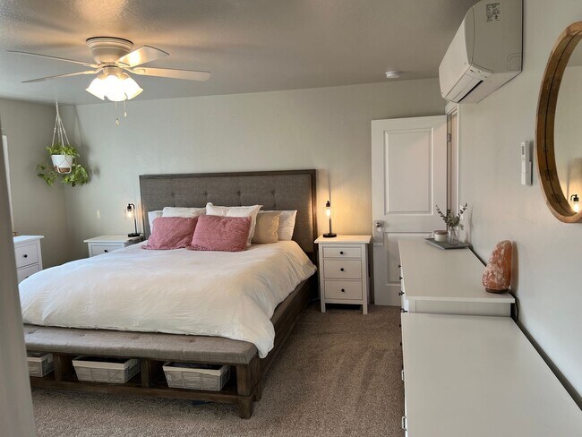 Building Photo - Cozy & Spacious Townhome for Rent