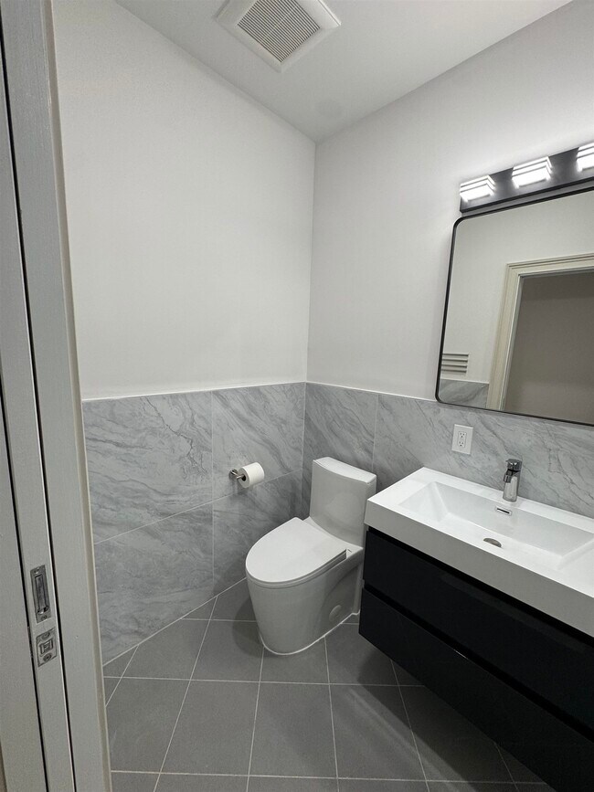 Building Photo - 315 25th St