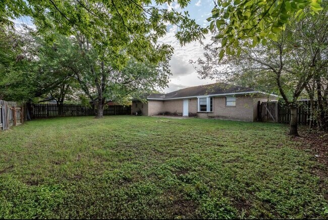 Building Photo - 1415 Holik Dr