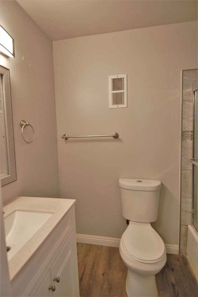 Building Photo - 746 N Eucalyptus Ave