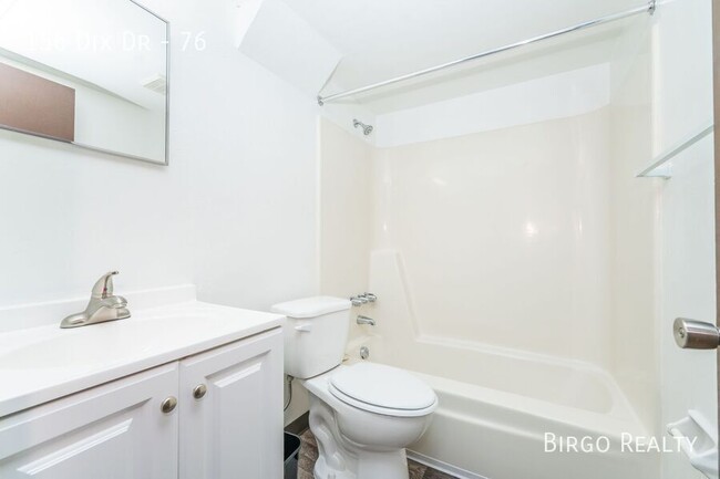 Building Photo - LOOK & LEASE SPECIAL - Modern Comfort: 1 B...