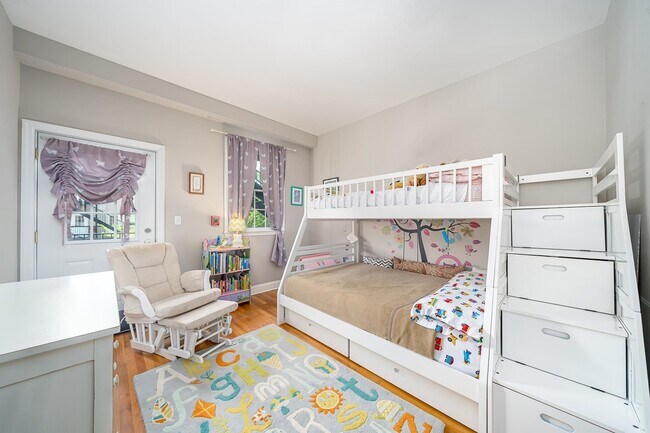 Building Photo - 233 Monroe St