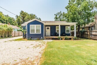 Building Photo - Stylish 3 Bedroom Bungalow near NAS and Be...