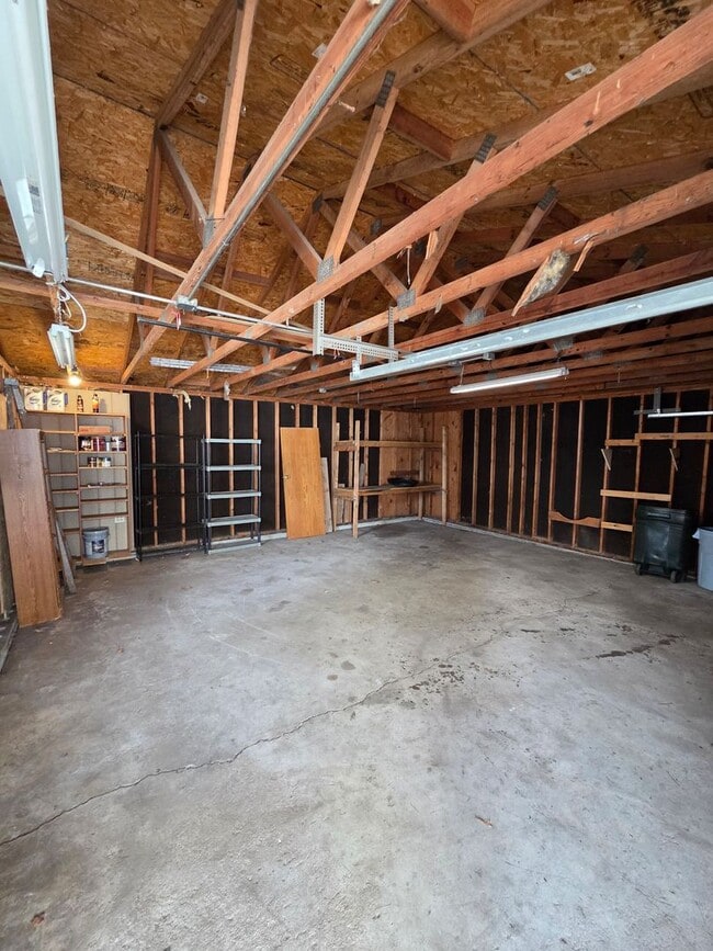 Building Photo - Newly remodeled 4/2/2 with fenced in backyard