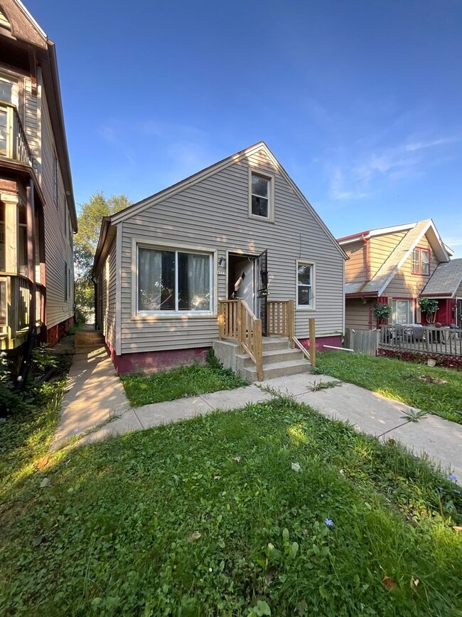 Building Photo - Warm & Spacious 4-Bedroom Single Family Ho...