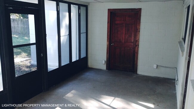 Building Photo - Large 4 Bed/2 Bath House with Carport & Fe...