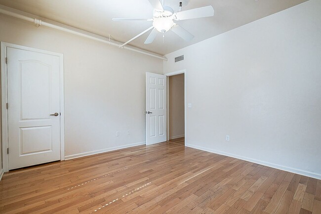 Building Photo - 928 E 6th St