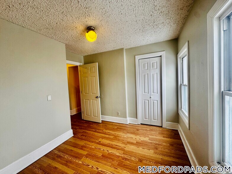 Building Photo - 569 Main St