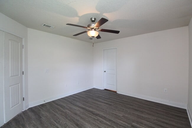 Building Photo - Updated 3-Bedroom, 2-Bath Home with Modern...
