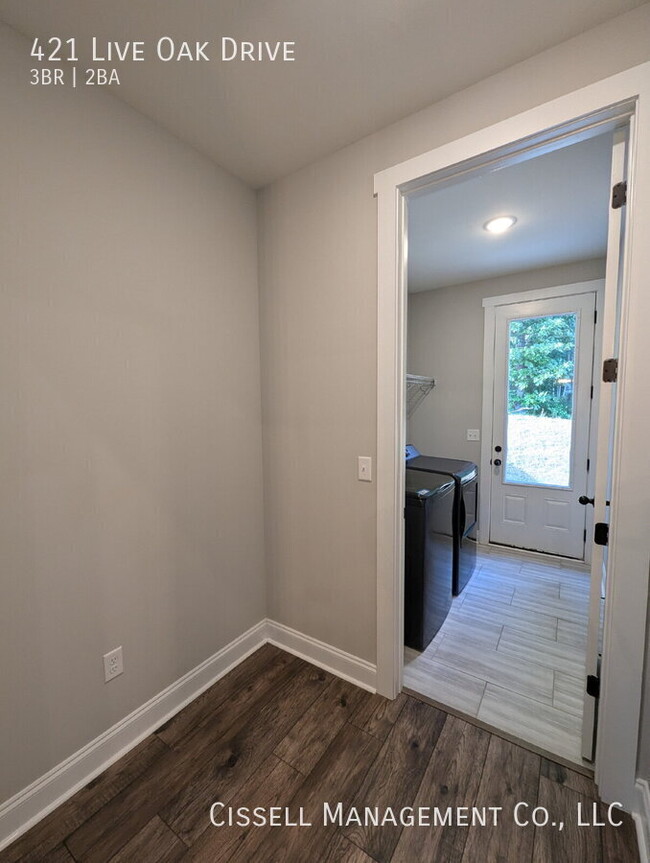 Building Photo - 421 Live Oak Dr