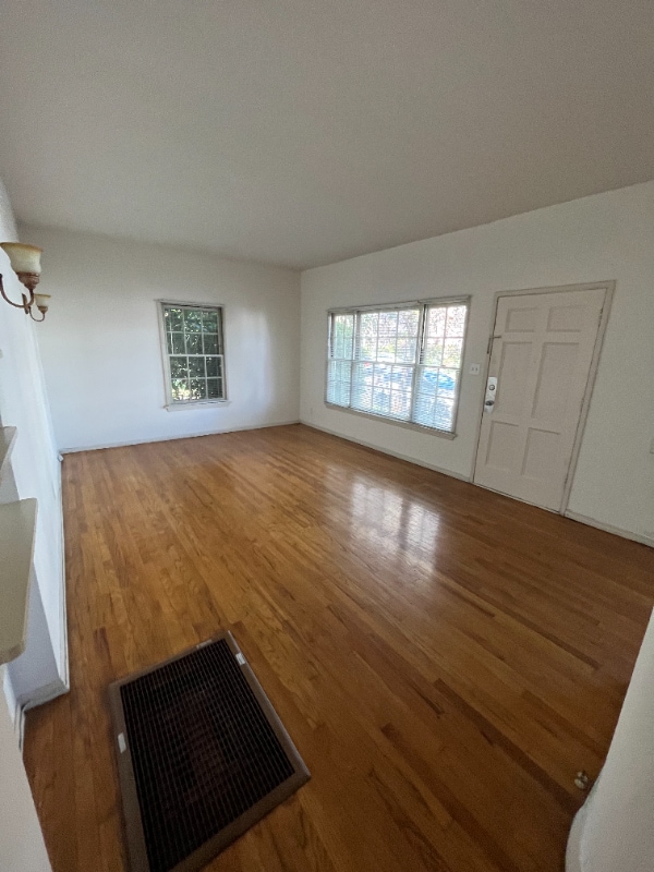 Building Photo - 141 1/2 Sweetzer Ave