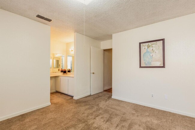 Building Photo - Beautiful 4/2 home