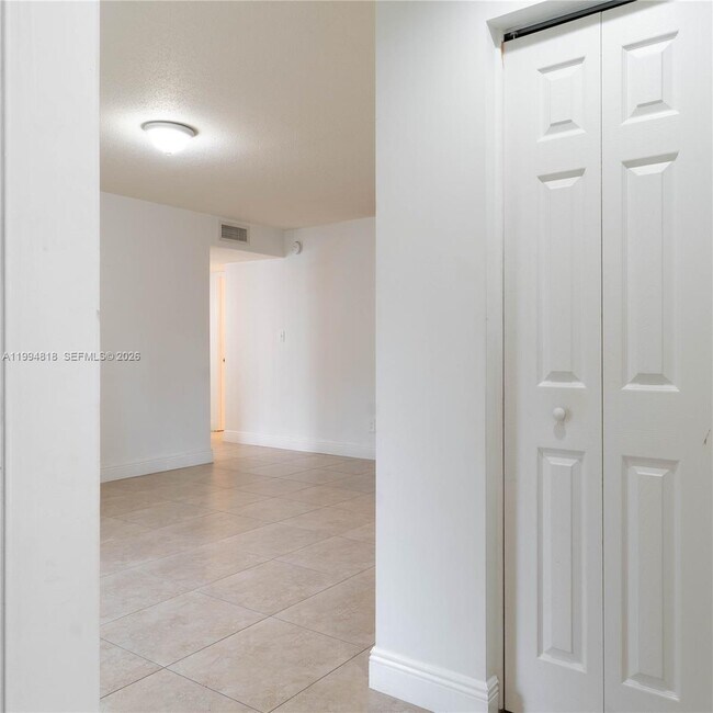 Building Photo - 875 Riverside Dr