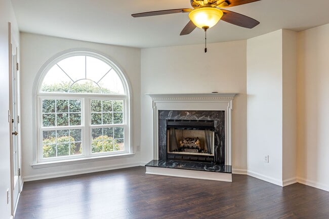 Building Photo - Gorgeous modern Main Level 2 bedroom 2 bath condo in SW Greensboro off W. Wendover.