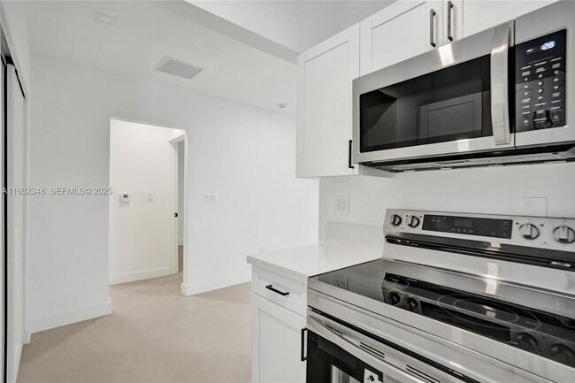 Building Photo - 922 NW 4th Ave