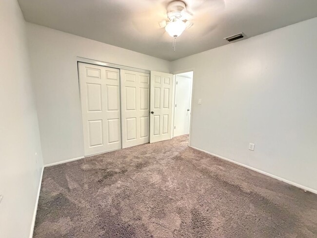 Building Photo - Available Now! 2 Bed, 1 Bath Duplex