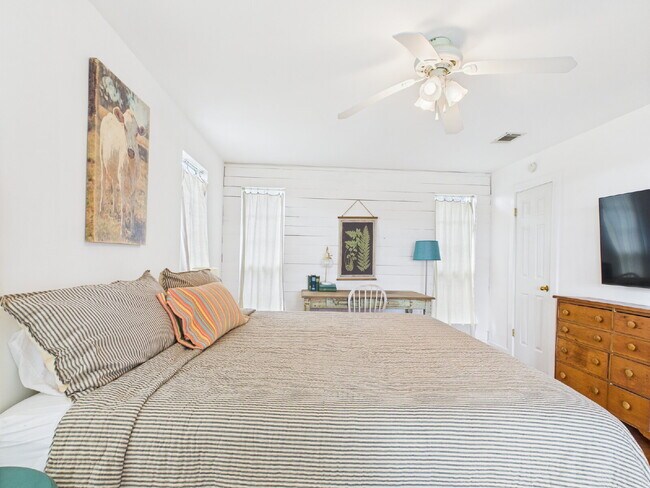 Building Photo - Hunting Retreat with 40 acre Yard