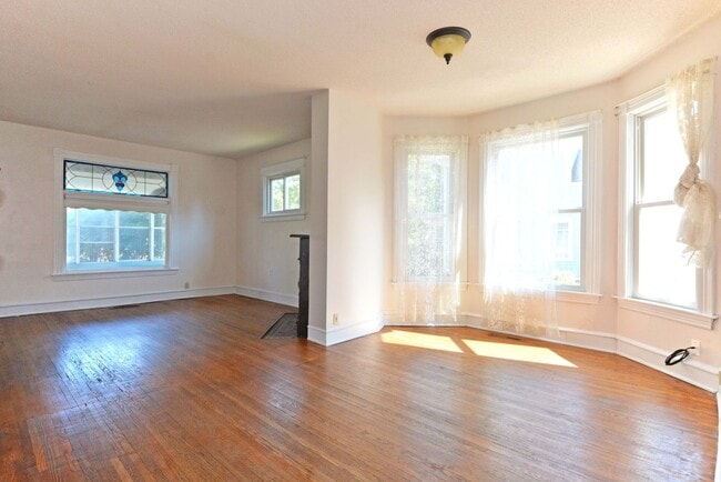 Building Photo - Beautiful 3-Bed 1.5-Bath Home in St. Paul!