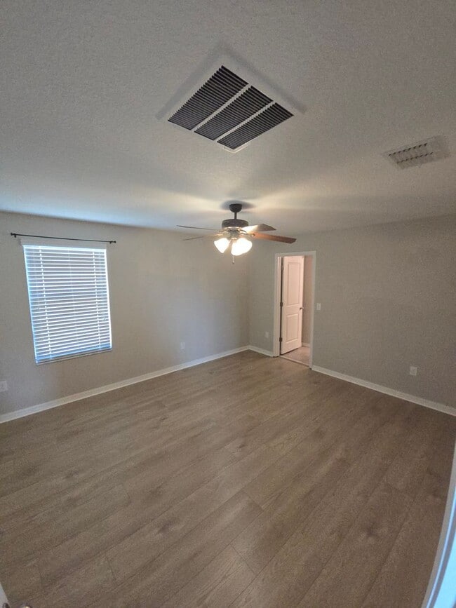 Building Photo - Gorgeous 4-Bedroom, 2.5-Bathroom Home in R...