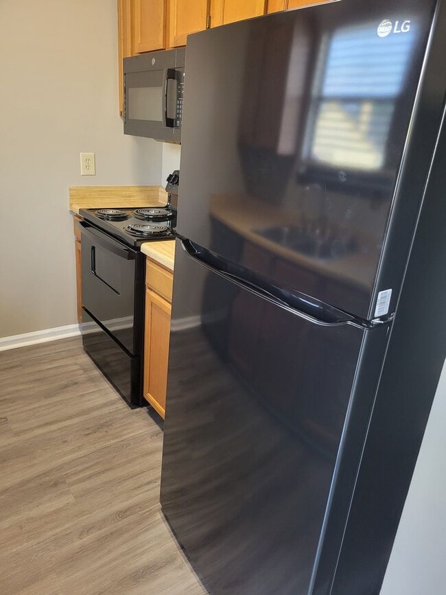 Building Photo - $1195 - Jefferson Square - Updated 2/2