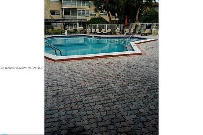 Building Photo - 5011 W Oakland Park Blvd