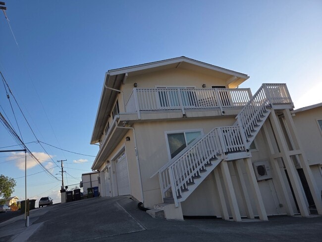 Building Photo - Moanalua Gardens 2BR/1.5Ba w/ 2 Parking