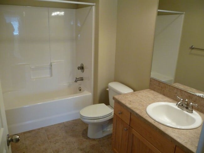 Building Photo - NW Bend 3 Bed/2.5 Bath Villa - Schaeffer D...