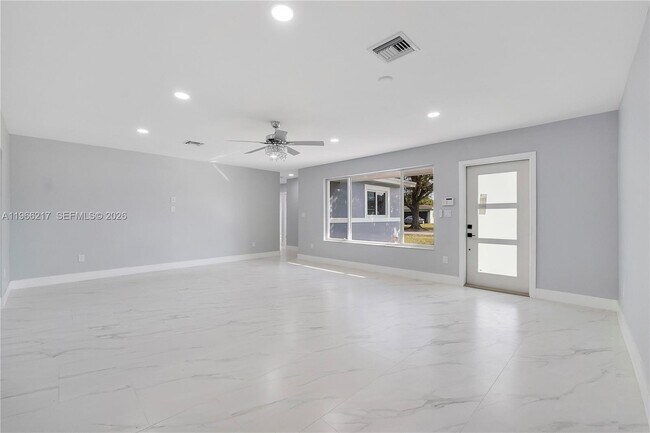 Building Photo - 4725 NW 5th Ct