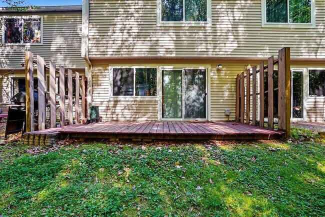 Building Photo - MINUTES to UNC!! 2 Bed 2.5 Bath Townhome - FURNISHED!  $500 Move in Incentive!