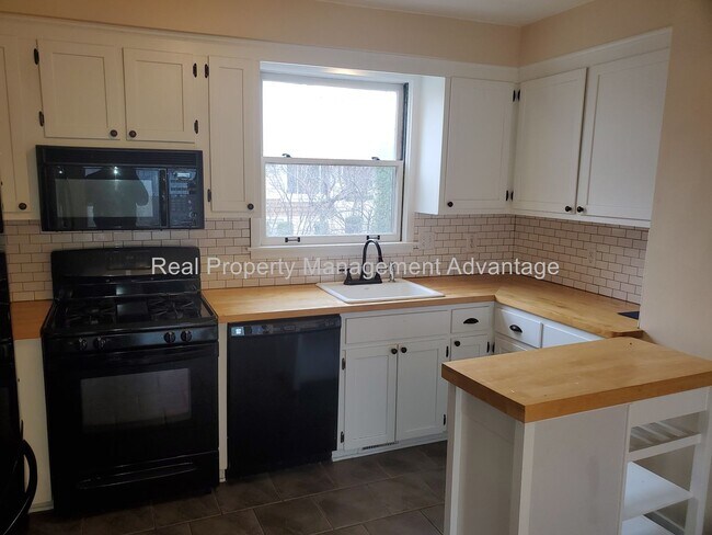 Building Photo - Craftsman Style, Modern Amenities Steps fr...