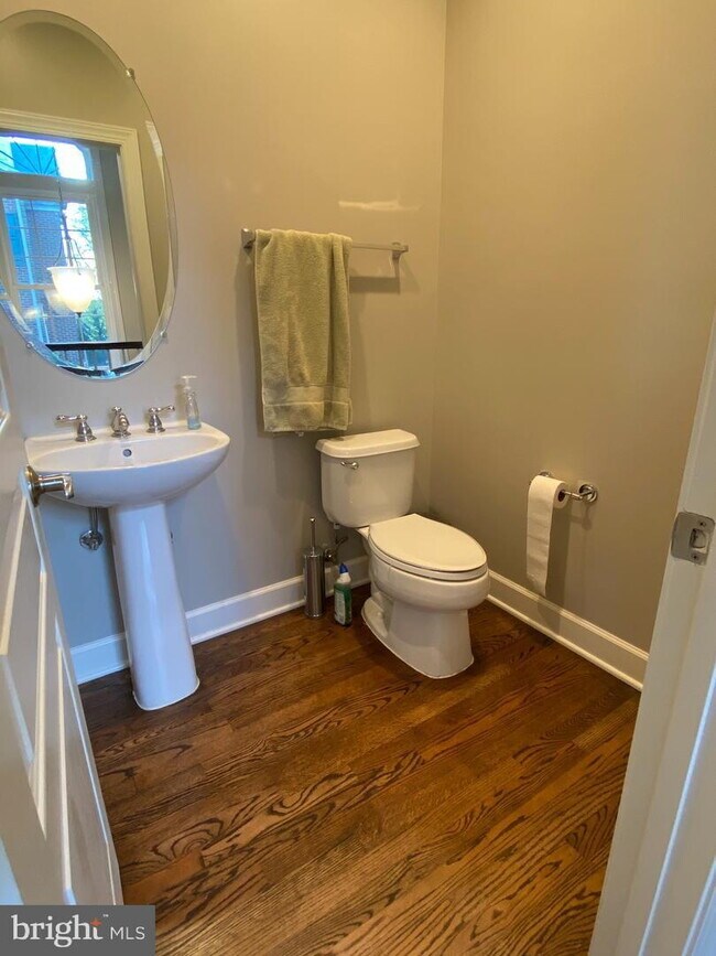 Building Photo - Bright & Spacious End-Unit Townhouse with Two-Car Garage!