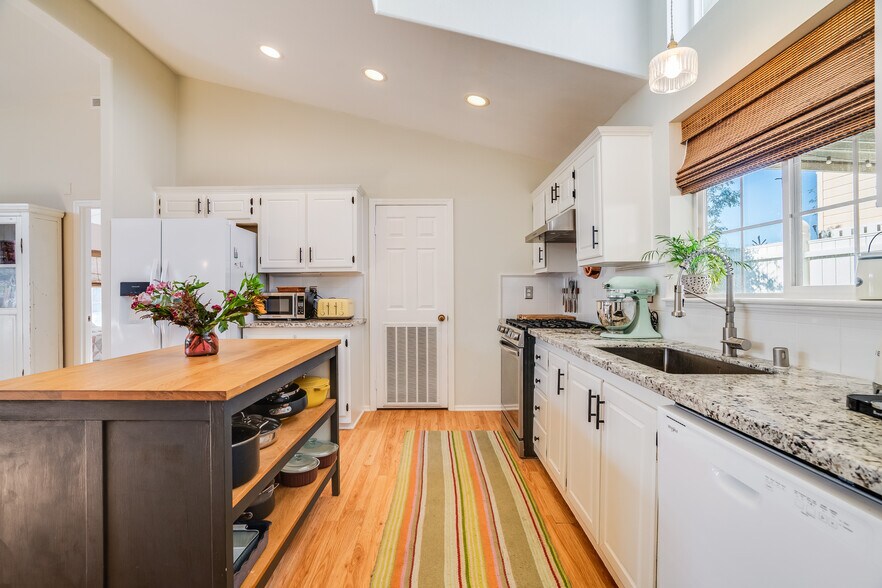 Building Photo - 1169 Aztec