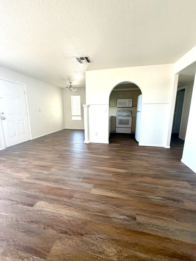Building Photo - Henderson Cute 2 Bedroom Condominium