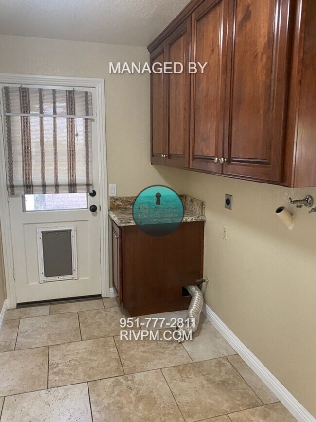 Building Photo - Beautiful 4-bedroom, 3-bathroom home located in the highly desirable Canyon Crest neighborhood.