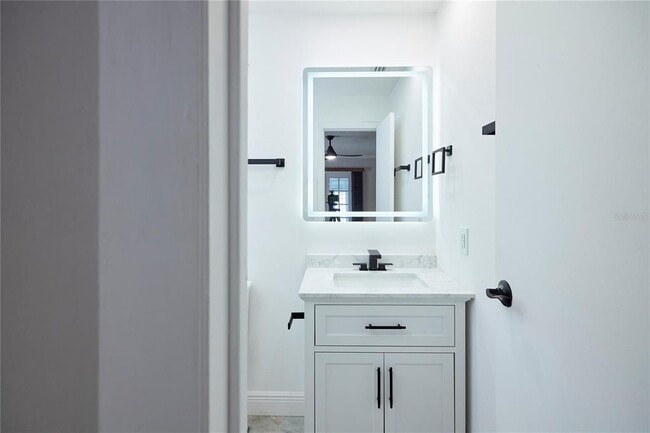 Building Photo - 6804 N Hubert Ave