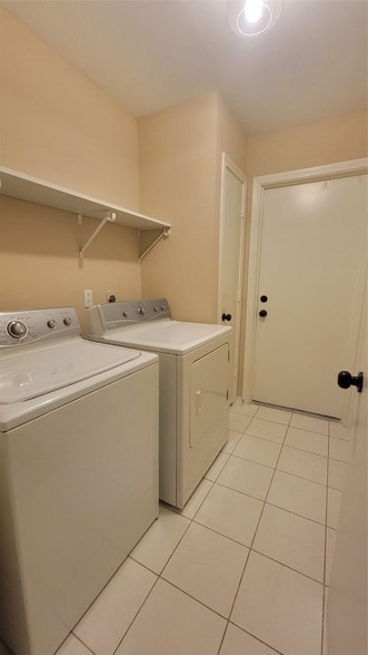 Building Photo - 3335 Lakeland Gardens Dr