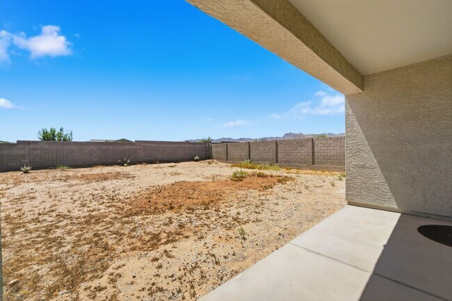 Building Photo - Modern Litchfield Park Home | 4 Bed, RV Gate + Open Kitchen