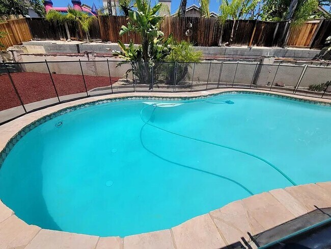 Building Photo - Spacious 4 Bed 3 Bath Home with a Pool!