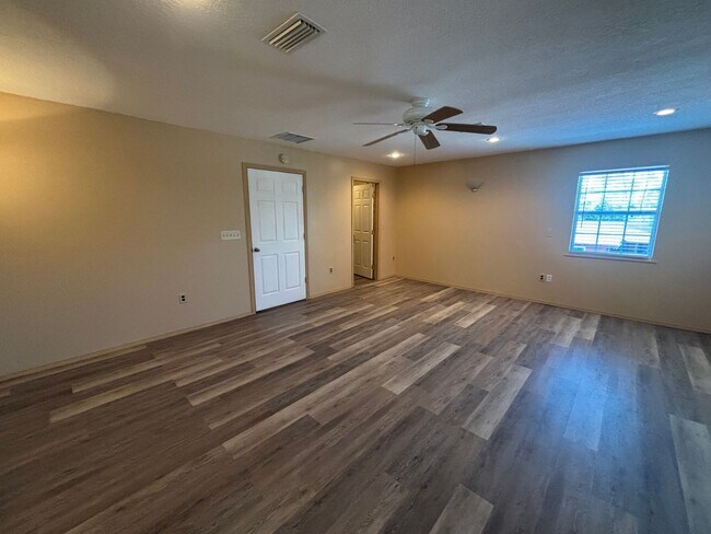 Building Photo - Large home and yard- 4/4 won't last