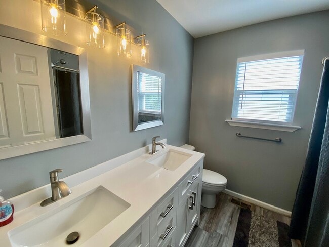 Building Photo - West AVL - Spacious Home in Scenic Bluff Subdivision