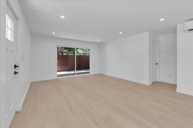 Building Photo - 6915 Encino Ave