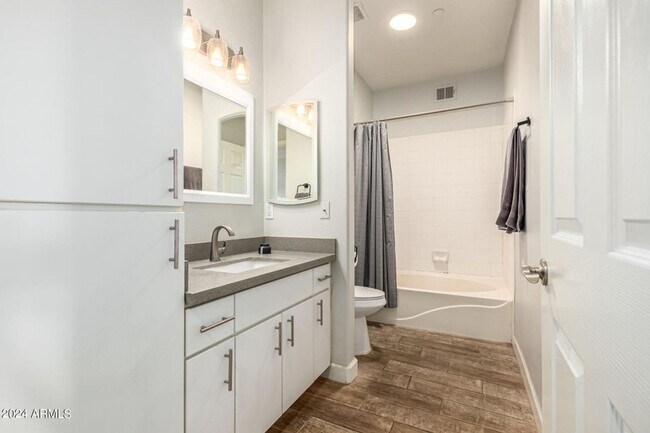 Building Photo - Lovely unit at Mira Vista Condominiums