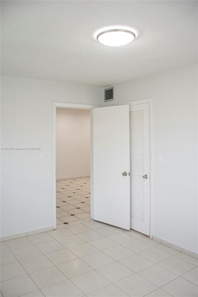 Building Photo - 110 Royal Palm Rd