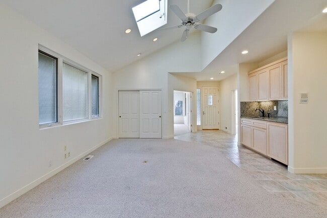 Building Photo - Large 3,767 sqft home on a 10,000 sqft lot- 2 bed located on 1st floor w/ separate entrance - Top...