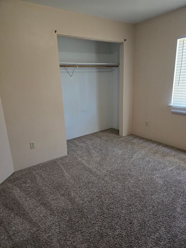 Building Photo - 3 bed 1 bath  Home for Rent in Grants Pass
