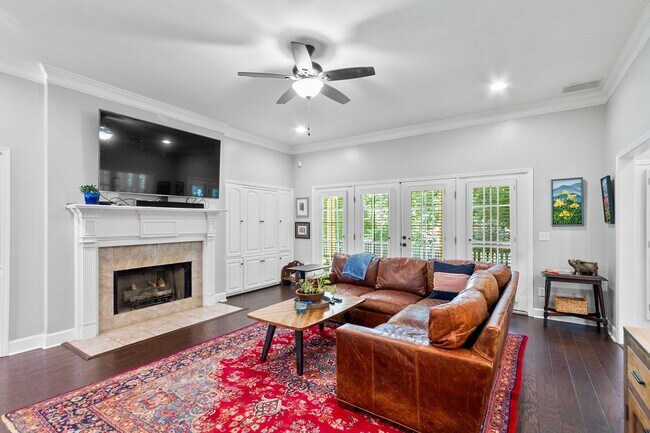 Building Photo - Beautiful 5 Bed 3.5 Bath Home! Available Summer 2026! Book Your Tour Today!