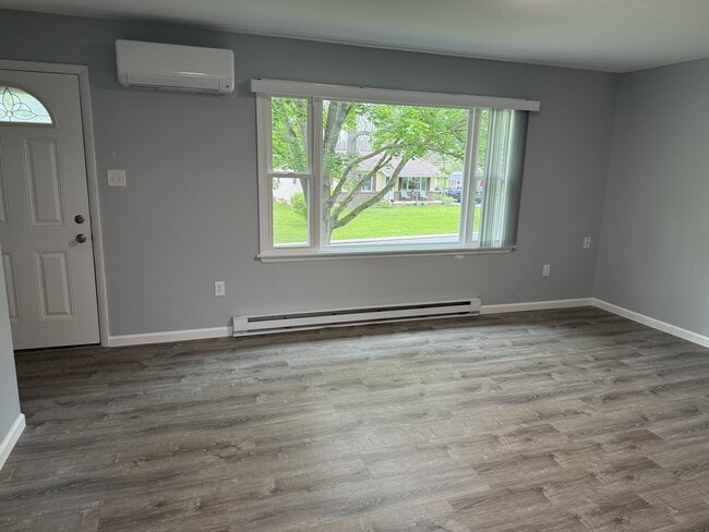 Building Photo - 104 Creekside Dr
