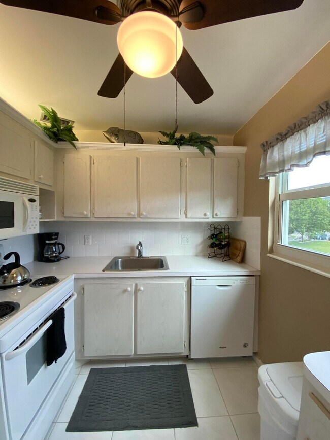 Building Photo - 72 Newport D